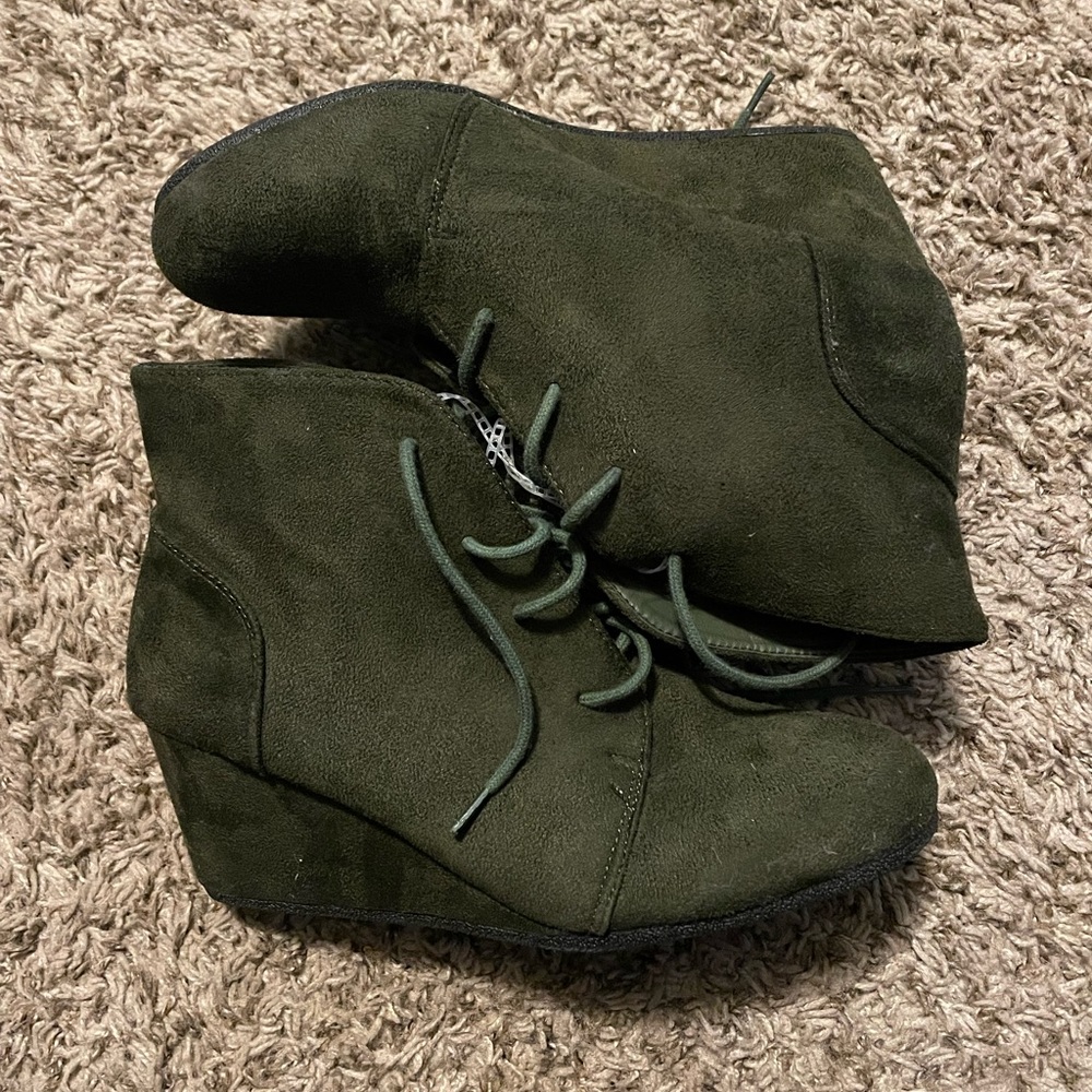 Women’s Charles Albert Wedges - Hunter Green - size 9.